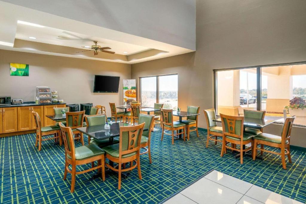 Quality Inn & Suites Jefferson City Eksteriør billede